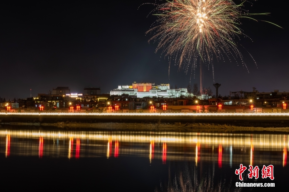 資料圖為2022年3月1日，拉薩迎來藏歷新年“古突夜”，煙花與被燈光照亮的布達拉宮交相輝映。 <a target='_blank' href='/'><p  align=