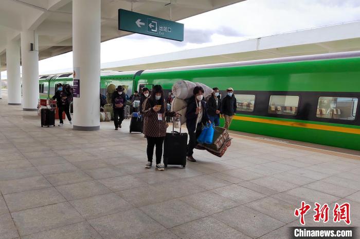 10月6日，乘客乘復(fù)工專列抵達日喀則?！±_車務(wù)段 供圖