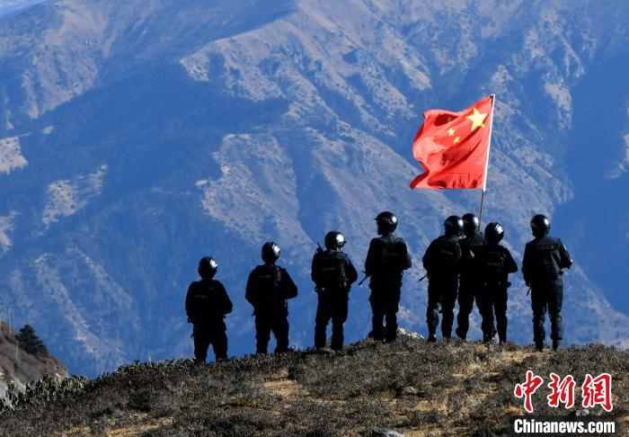 1月6日，移民警察在執(zhí)勤?！±盍?攝