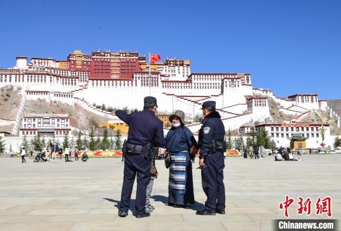 圖為1月23日，布達(dá)拉宮廣場(chǎng)派出所民警正在回答民眾咨詢。　貢嘎來松 攝