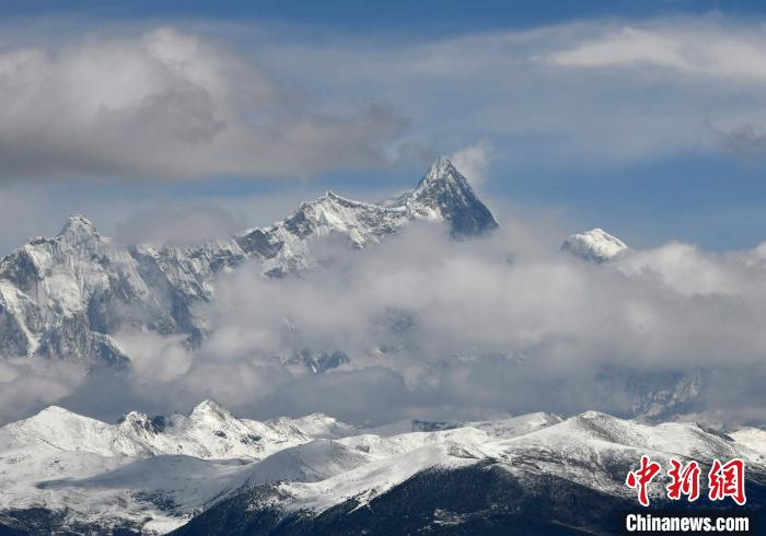 2月17日，西藏林芝色季拉山觀景臺拍到的南迦巴瓦峰。　李林 攝