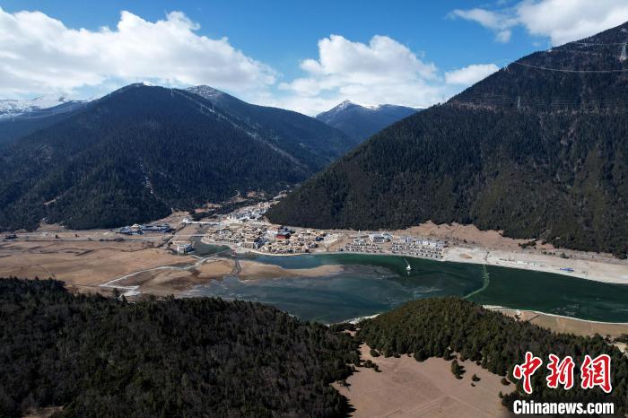 2月17日，西藏林芝魯朗小鎮(zhèn)。(無(wú)人機(jī)照片) 李林 攝