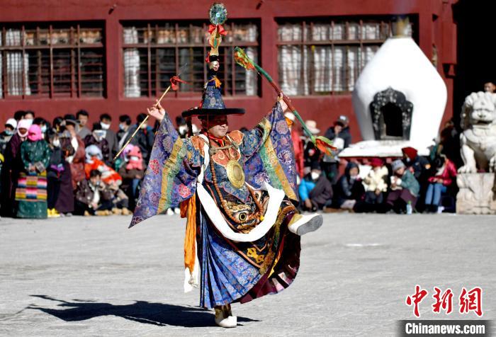 2月19日，楚布寺僧人參加跳神活動。　李林 攝