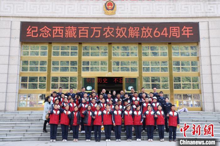 圖為亞東邊檢站民警代表與駐地小學師生代表合影留念?！『?攝