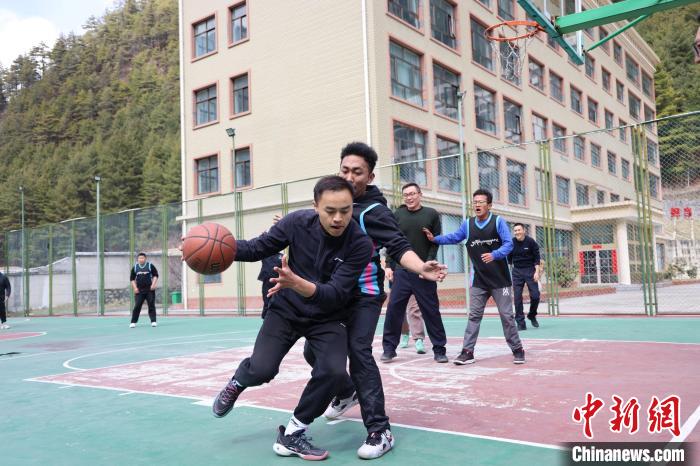 圖為亞東邊檢站民警與駐地農(nóng)業(yè)銀行代表開展籃球友誼賽?！『?攝