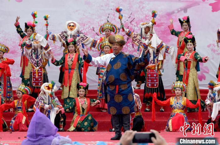 3月28日，西藏林芝第二十屆桃花旅游文化節(jié)開幕式上的文藝表演。　李林 攝