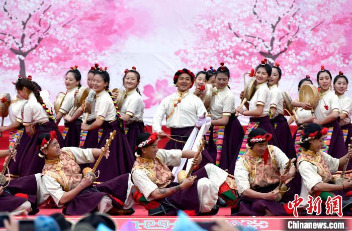 3月28日，西藏林芝第二十屆桃花旅游文化節(jié)開幕式上的文藝表演?！±盍?攝