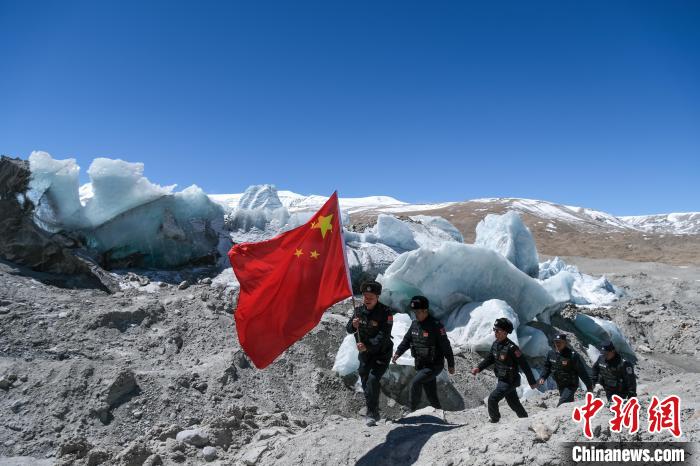 4月5日，普瑪江塘邊境派出所民輔警巡邏至四零冰川附近。　江飛波 攝