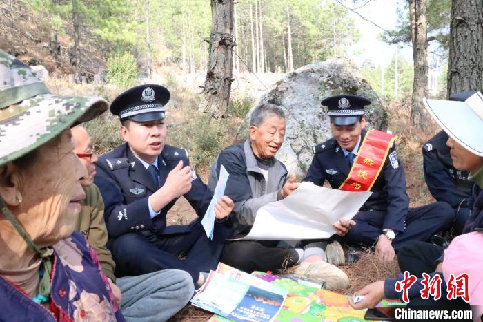 圖為竹瓦根邊境派出所民警為轄區(qū)群眾宣講森林防火常識?！≈裢吒吘撑沙鏊?供圖