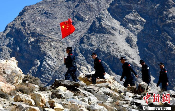 底雅邊境派出所民警夏永軍(左一)在巡邏中。　李林 攝