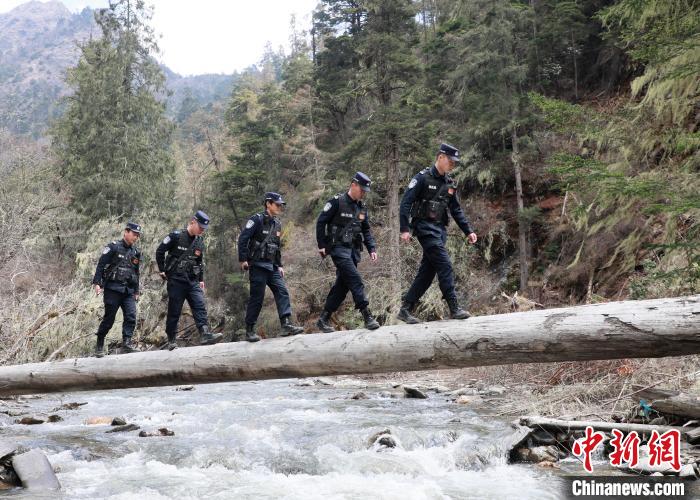 山南邊境管理支隊玉麥邊境派出所民警邊境巡邏途中走過河道上“獨木橋”?！∴嶇?攝