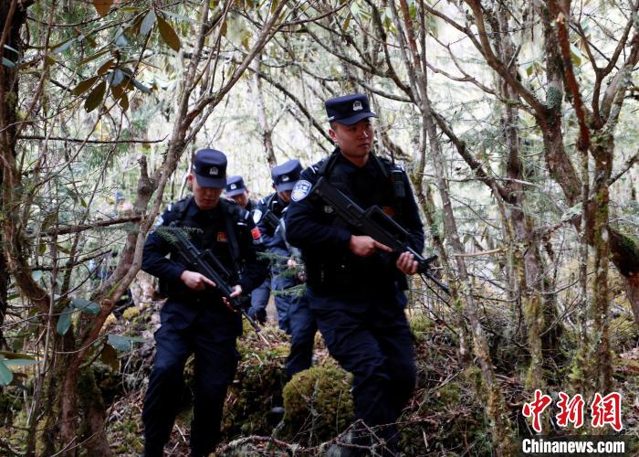 山南邊境管理支隊玉麥邊境派出所民警在邊境原始森林里開展邊境巡邏。　鄭琦山 攝