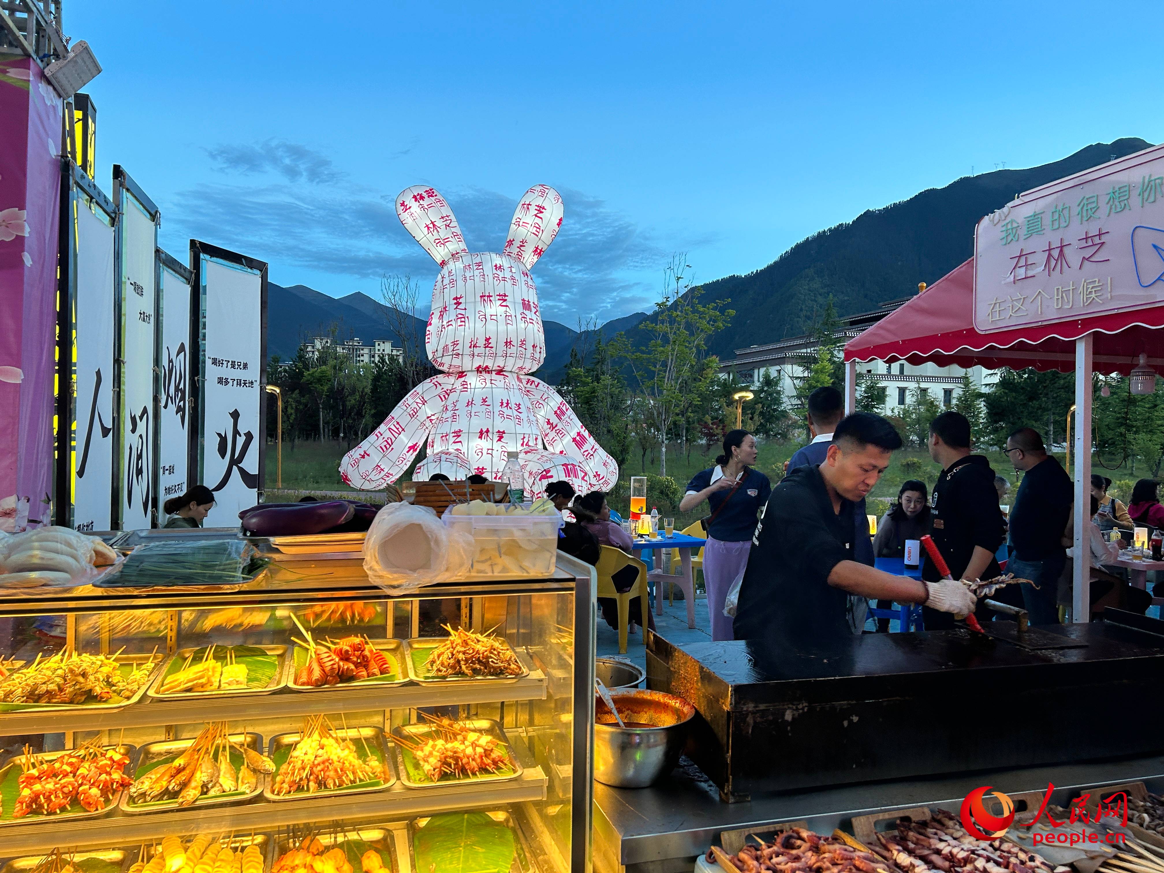 工布公園里的夜市，滿滿“煙火氣”。人民網(wǎng) 周靜圓攝