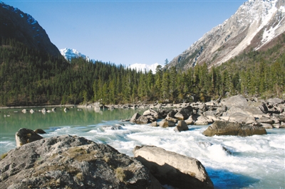 然烏湖美景。圖片由昌都市委宣傳部提供.jpg