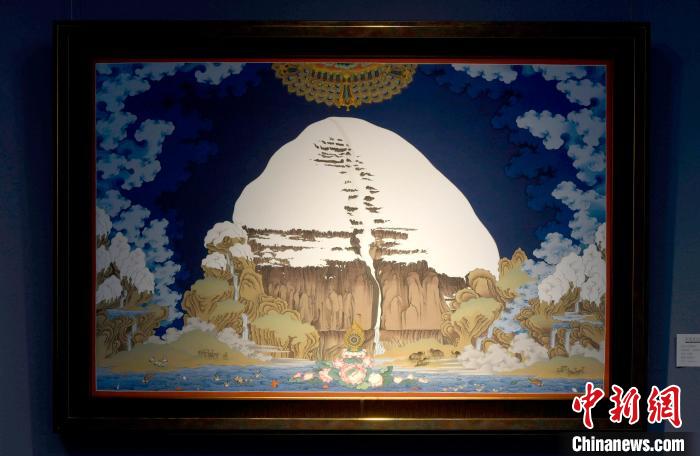 圖為5月16日，展覽中新創(chuàng)唐卡作品《岡底斯山》。　李林 攝