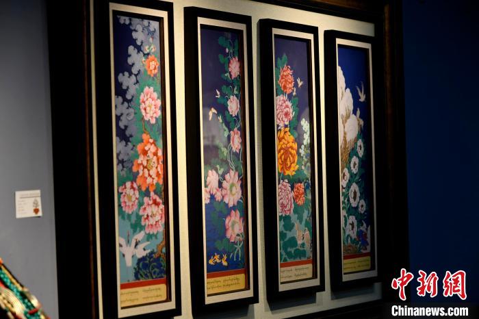 圖為5月16日，展覽中新創(chuàng)唐卡作品《四季花》?！±盍?攝