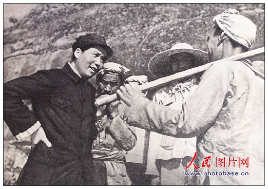 1939年，毛澤東同志在延安和楊家?guī)X農(nóng)民親切談話。