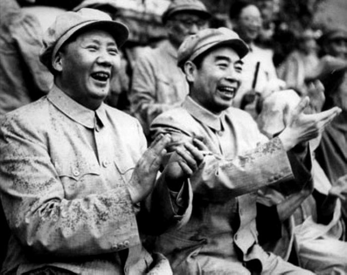 1952年，毛主席在北京與周總理冒雨觀看解放軍體育比賽。